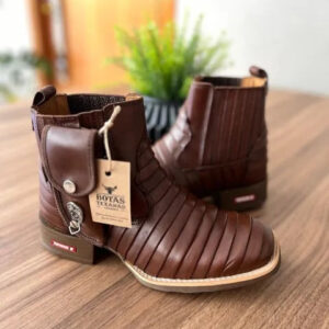 Botina Vinicius com Kit Canivete - Couro Látego Marrom/Bordado Tatu