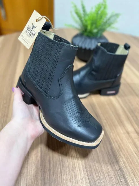 Botina Noah - Couro Látego Preto/ Bordado Florão Preto - Imagem 2