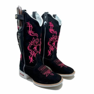 BotaFaca Primavera
- Couro Nobuck Preto | Bordado Rosa | Solado Branco