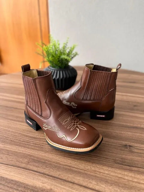 Botina Bento - Couro Látego Marrom/ Bordado Violão Bege