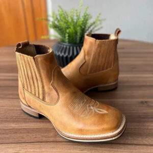 Botina Rodrigo - Couro Fóssil Havana/ Bordado Florão Bege (Solado Madeira)