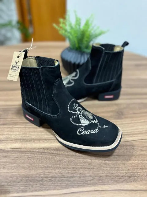 Botina Enrico - Couro Nobuck Preto/Bordado Padroeira - Imagem 2