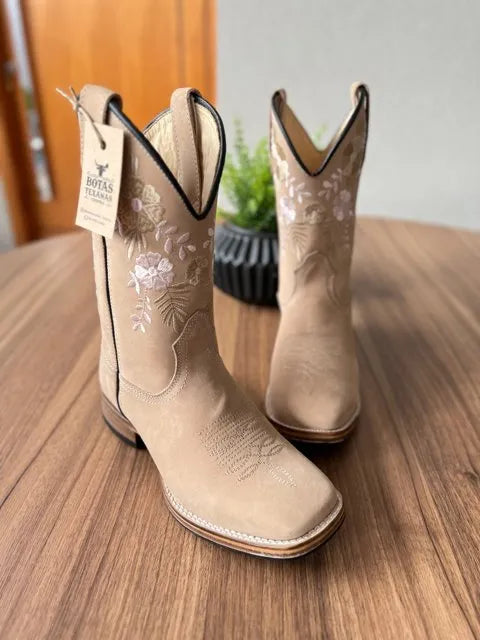 Texana Cecília - Couro Nobuck Areia/ Bordado Flores Bege e Rosa (Solado Madeira) - Imagem 2
