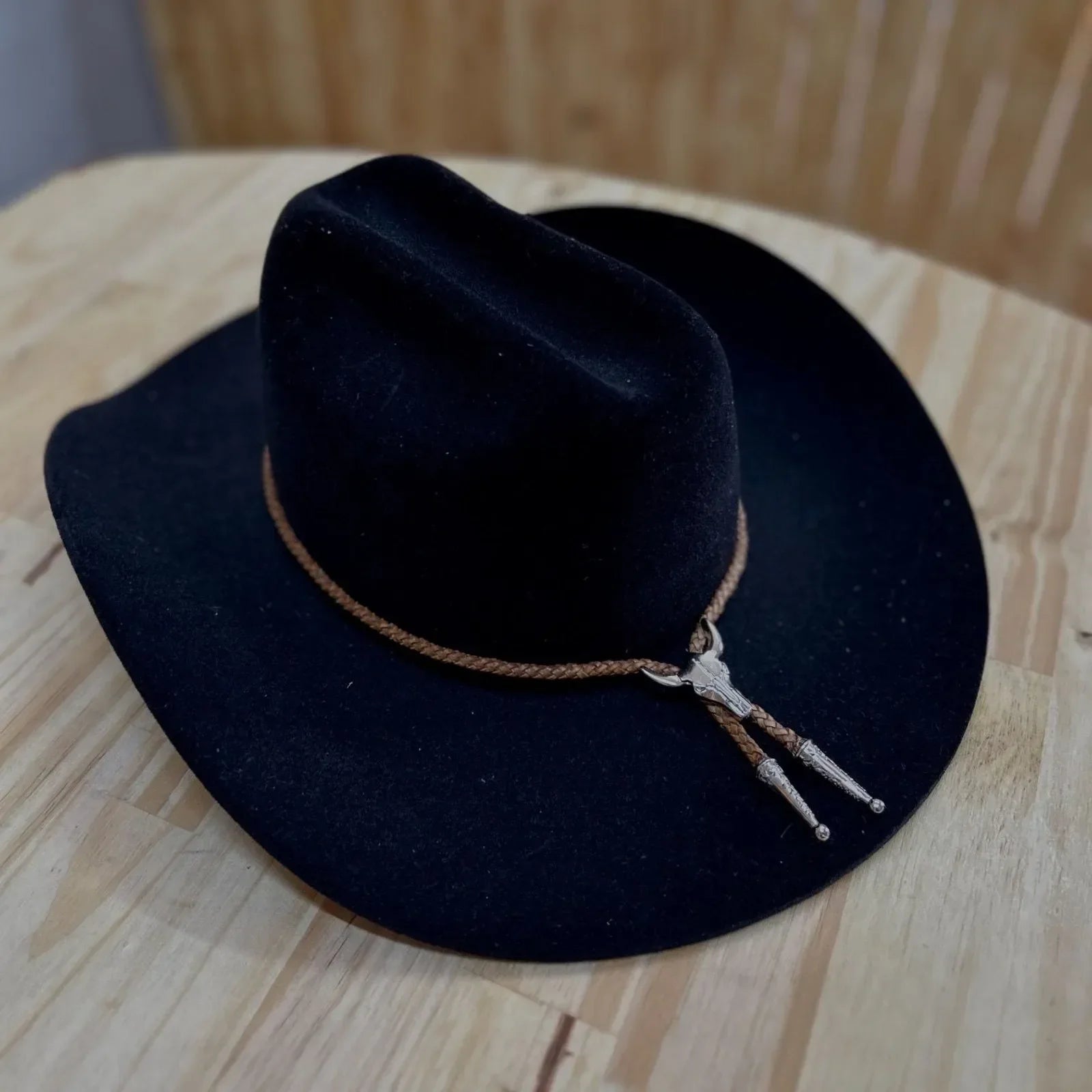 GRAVATA COUNTRY - CORDÃO PRETO PINGENTE TOURO - Imagem 2