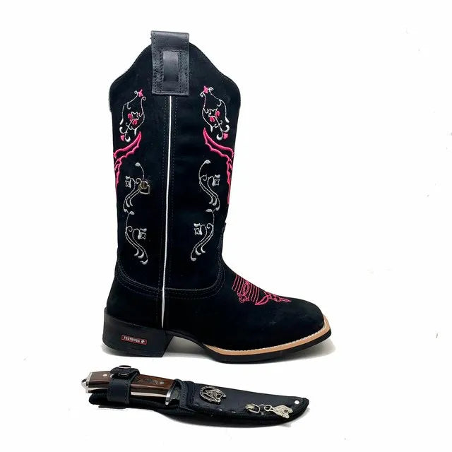 BotaFaca Cara de Touro 2.0
- Couro Nobuck Preto | Bordados Rosa e Branco - Imagem 2