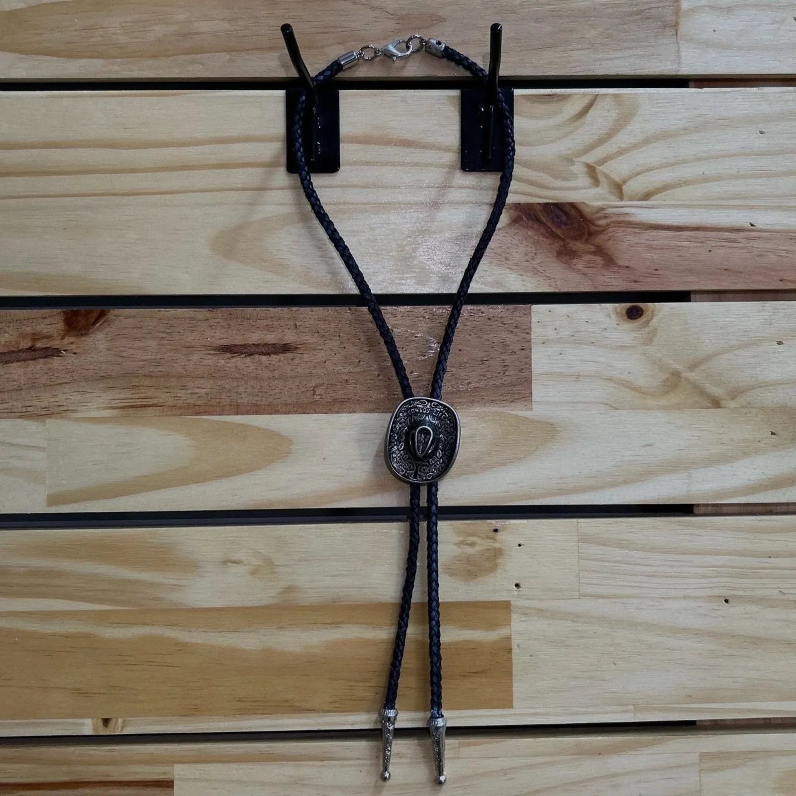 GRAVATA COUNTRY - CORDÃO PRETO PINGENTE CHAPÉU