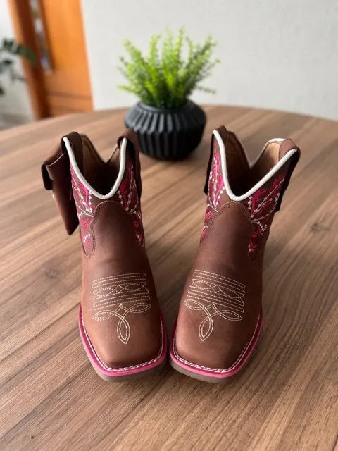 Botina Cano Médio Isadora com Kit Canivete - Couro Horse Nescau/ Ramos Rosa - Imagem 2