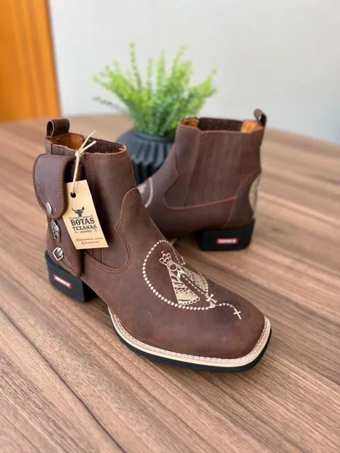 Botina Miguel com Kit Canivete - Couro Horse Nescau/Bordado Padroeira Bege - Imagem 2