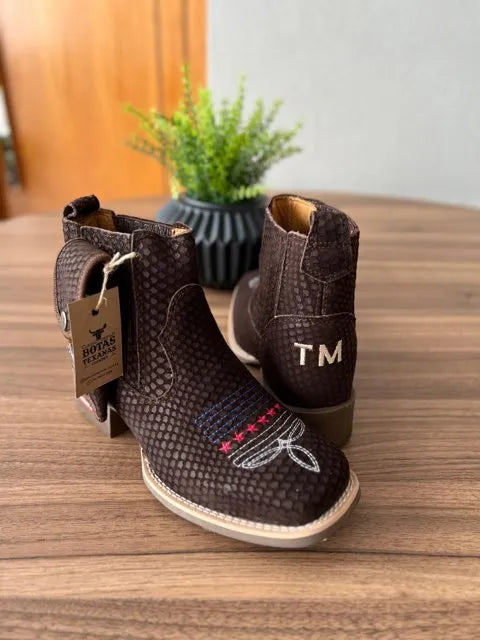 Botina Henrique com Kit Canivete - Couro Nobuck Tilápia Marrom/ Bordado Florão Americano - Imagem 2