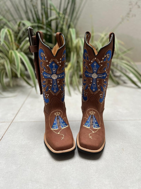 KIT TEXANA BORDADO CRUZ E NOSSA SENHORA AZUL COM METAIS COURO MARROM + BAINHA + FACA - Imagem 3