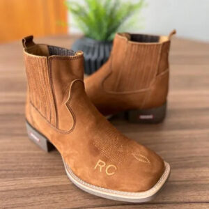 Botina Vitor - Couro Nobuck Castor/Bordado Florão Tradicional