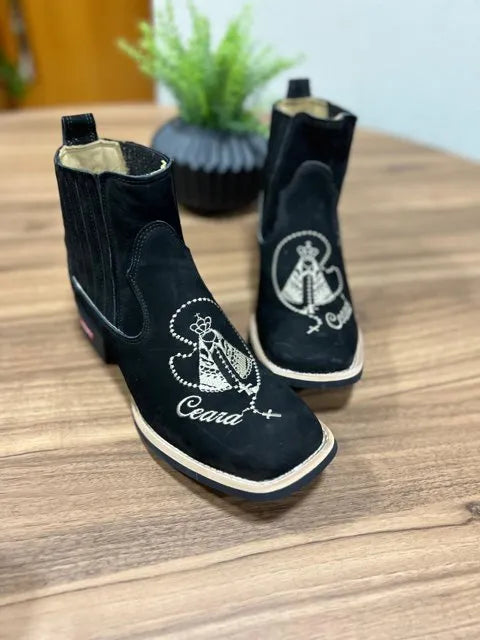 Botina Enrico - Couro Nobuck Preto/Bordado Padroeira