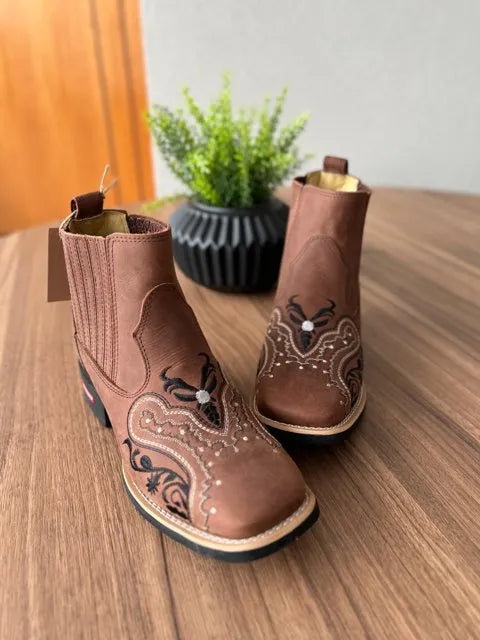 Botina Alice - Couro Horse Nescau/ Bordado Tribal Preto - Imagem 2