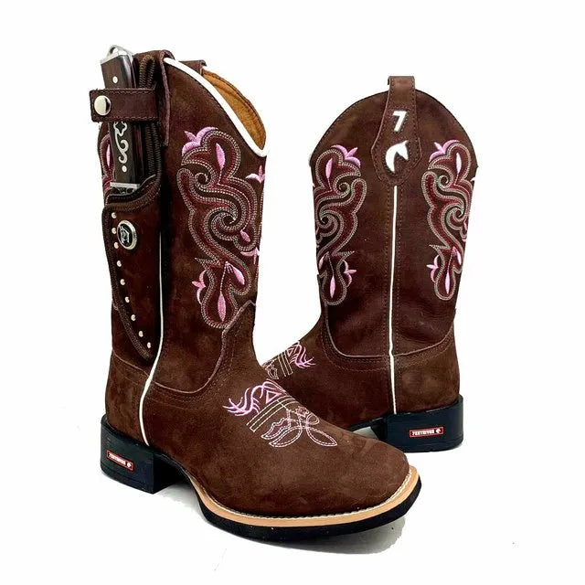 BotaFaca Heloísa
- Couro Nobuck Chocolate | Bordado Rosa Claro