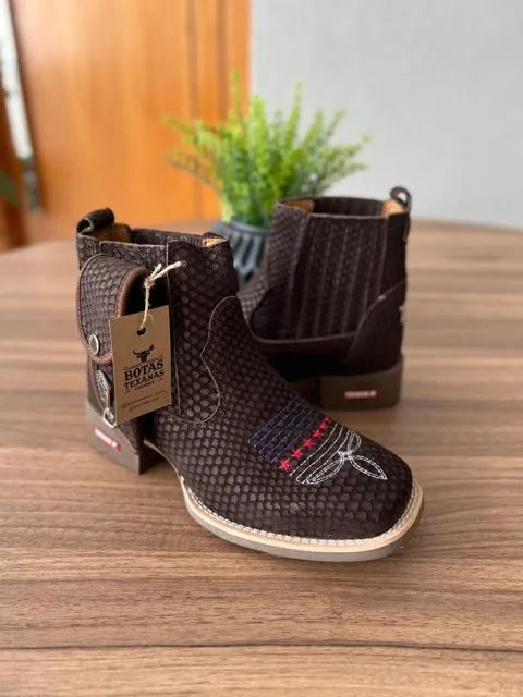 Botina Henrique com Kit Canivete - Couro Nobuck Tilápia Marrom/ Bordado Florão Americano