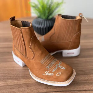 Botina Jean - Couro Nobuck Castor/Bordado Florão Azul e