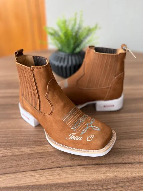 Botina Jean - Couro Nobuck Castor/Bordado Florão Azul e