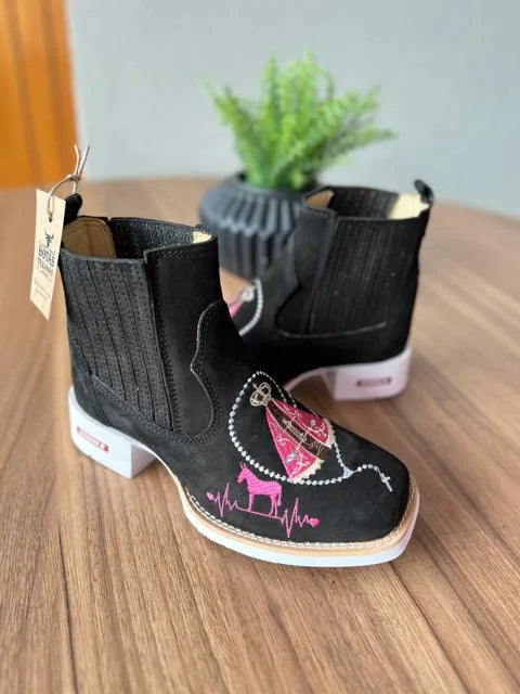 Botina Conceição - Couro Nobuck Preto/ Bordado Padroeira Rosa - Imagem 2