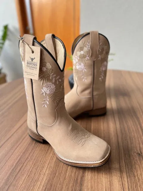 Texana Cecília - Couro Nobuck Areia/ Bordado Flores Bege e Rosa (Solado Madeira)