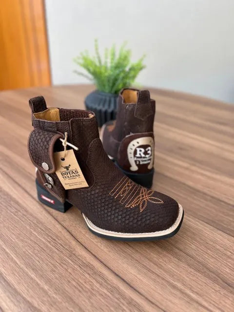 Botina Arthur com Kit Canivete - Couro Tilápia Marrom/Bordado Florão