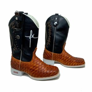 BotaFaca Fé
- Couro Cano Látego Preto | Couro Gáspea Látego Mostarda Queima Aramado | Fé Branco