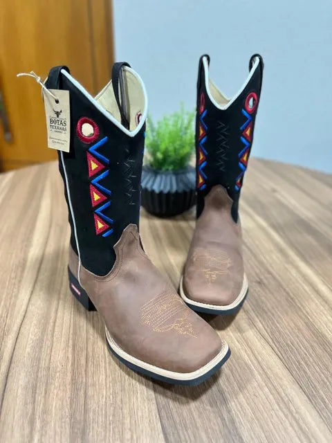 Texana Davi - Couro Nobuck Preto e Horse Nescau/ Bordado Geométrico Azul e Vermelho - Imagem 2