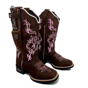BotaFaca Primavera
- Couro Nobuck Chocolate | Bordado Rosa Claro