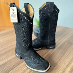 Texana Geovana - Couro Nobuck Preto/Bordado Ramos Preto com Metais