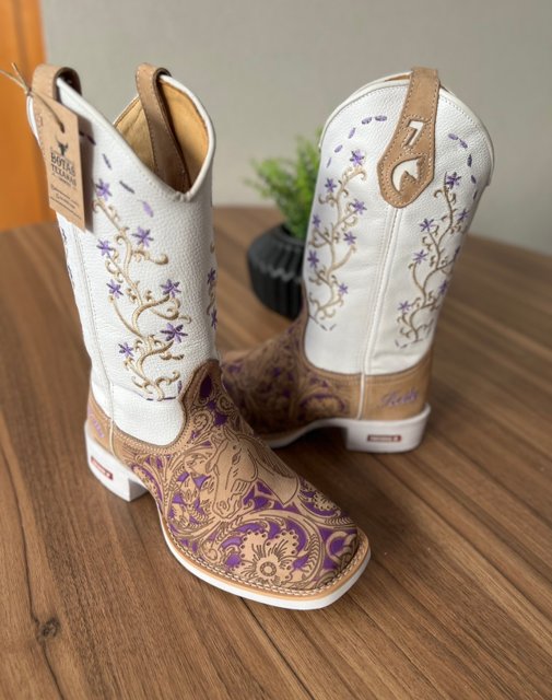 Texana Anelise - Couro Floatter Branco e Nobuck Areia/Bordado Flores e Cavalo Lilás