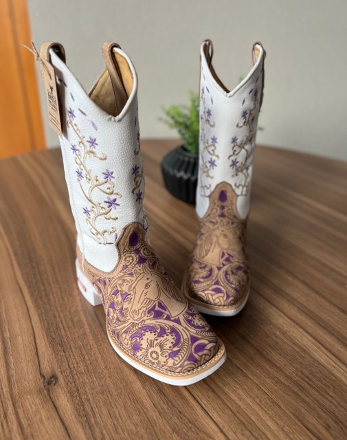 Texana Anelise - Couro Floatter Branco e Nobuck Areia/Bordado Flores e Cavalo Lilás - Imagem 3