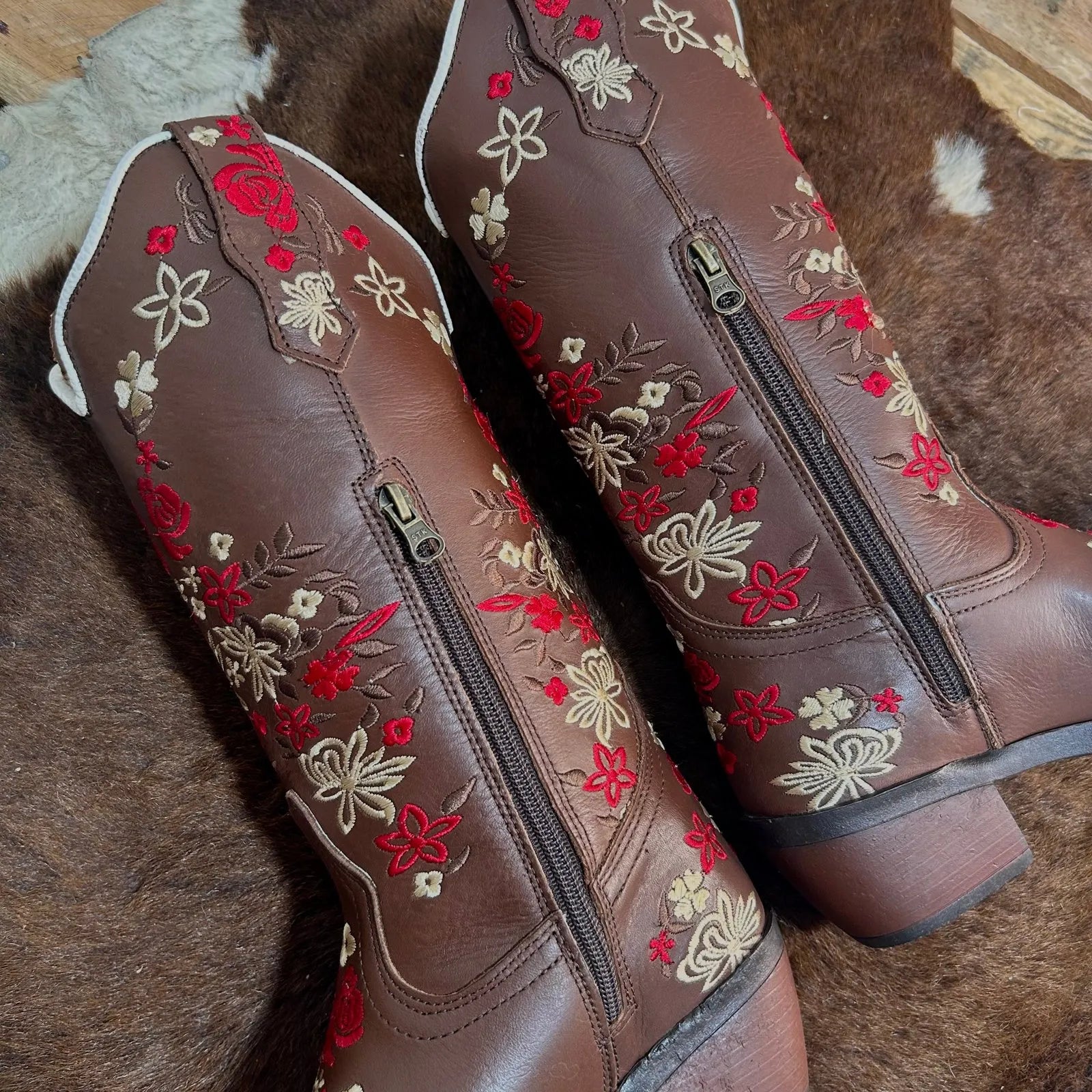 Texana Florada Bico Fino - Couro Látego Marrom | Bordado Bege Marrom e Vermelho - Imagem 2