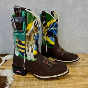 BotaFaca Muladeiros do Brasil
- Couro Cano Nobuck Cru com Estampa | Couro Gáspea Nobuck Chocolate Estilizado em Tilápia | Florão com Cruz e Bainha Brasileira