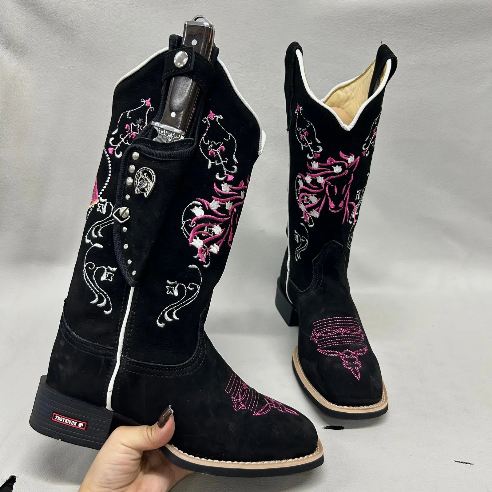 Bota Texana Bordado Cavalo Rosa Couro Nobuck Preto ( ACOMPANHA O CANIVETE ) - Imagem 2