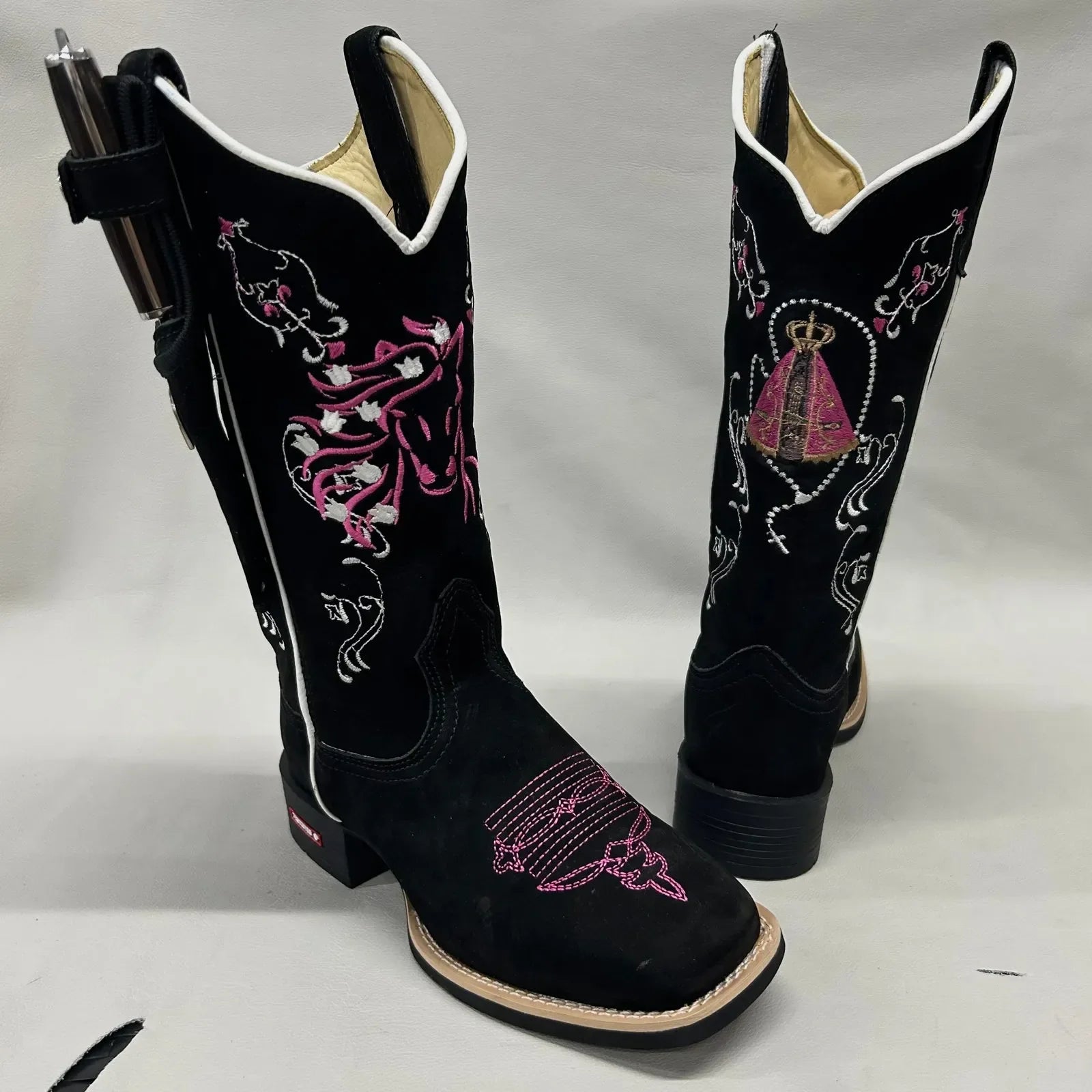 Bota Texana Bordado Cavalo Rosa Couro Nobuck Preto ( ACOMPANHA O CANIVETE )