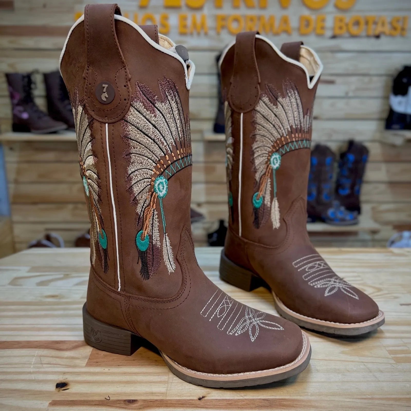 Texana Cocar Feminina 2.0 - Couro Crazy Horse Nescau | Bordados Bege e Verde - Imagem 3