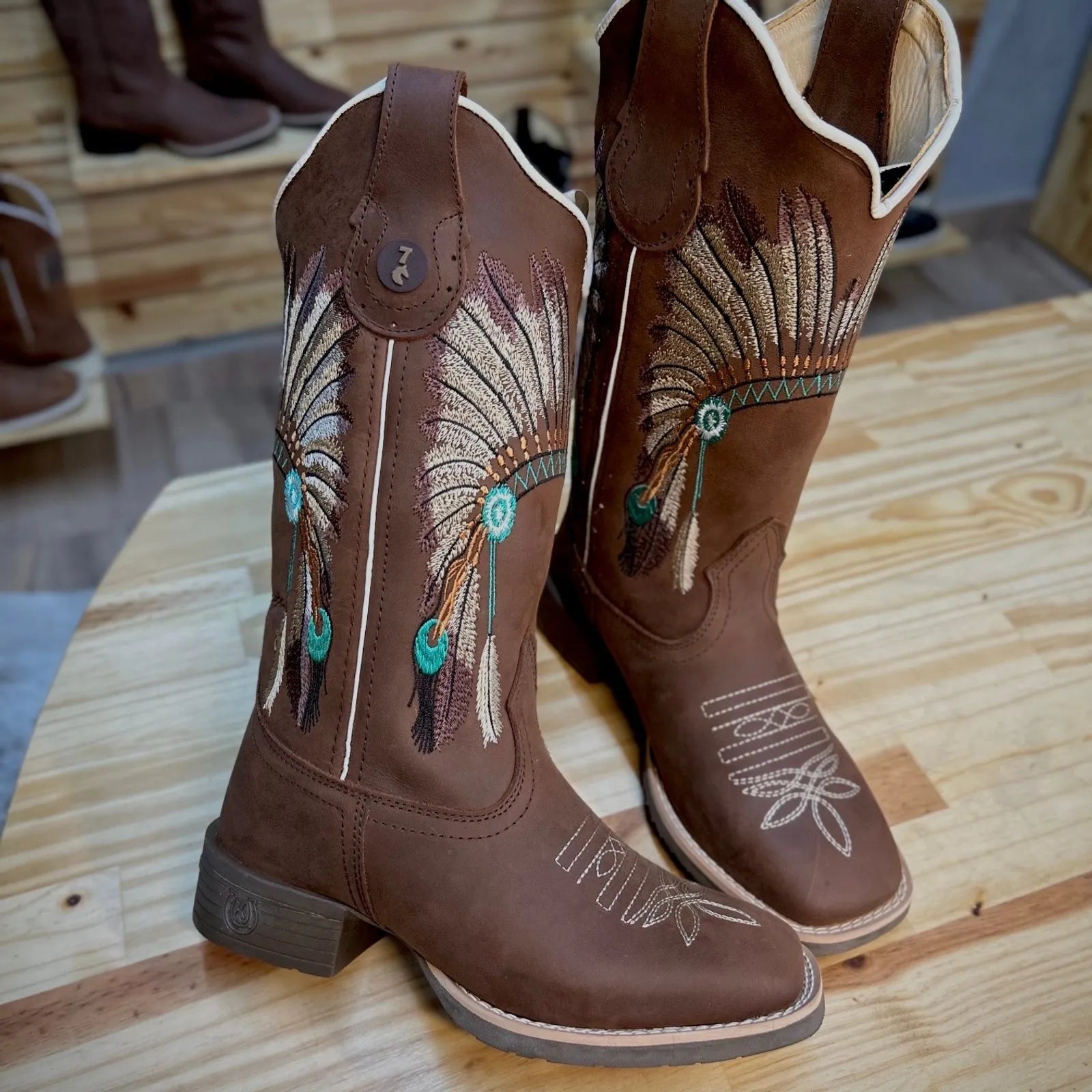 Texana Cocar Feminina 2.0 - Couro Crazy Horse Nescau | Bordados Bege e Verde - Imagem 7