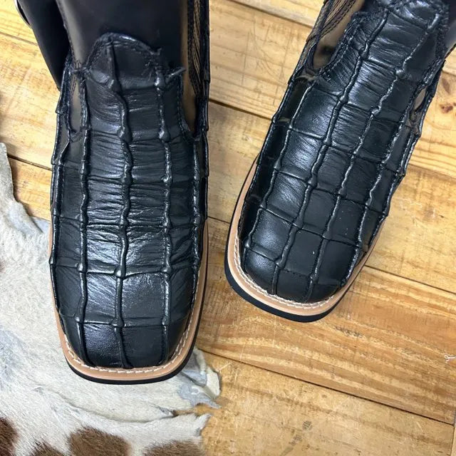 BotinaCanivete Dinossauro
- Couro Látego Preto Estilizado em Dinossauro - Imagem 3