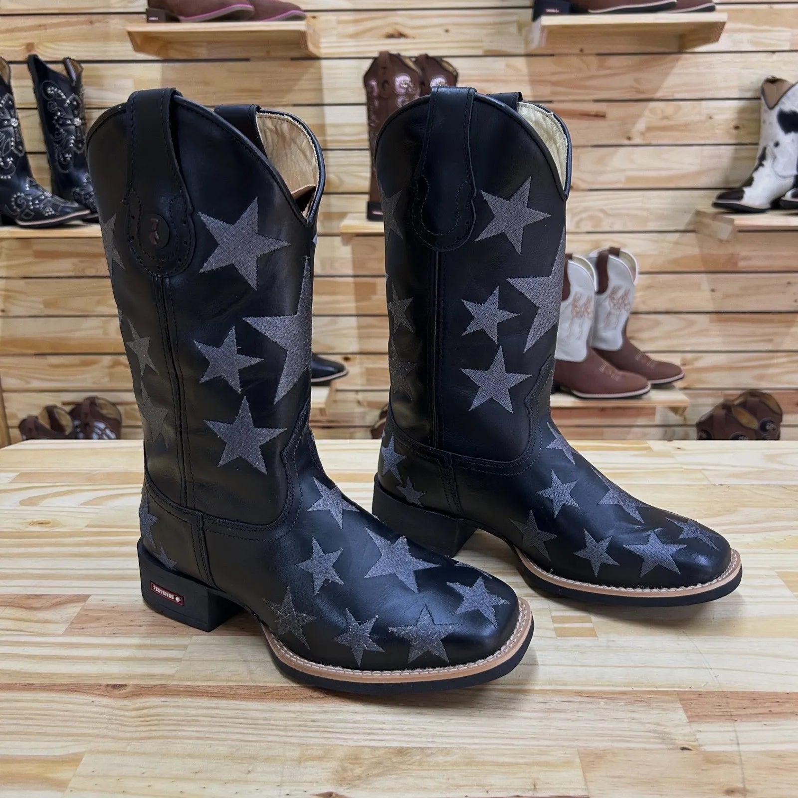 Texana Estrela - Couro Látego Preto | Bordado Cinza