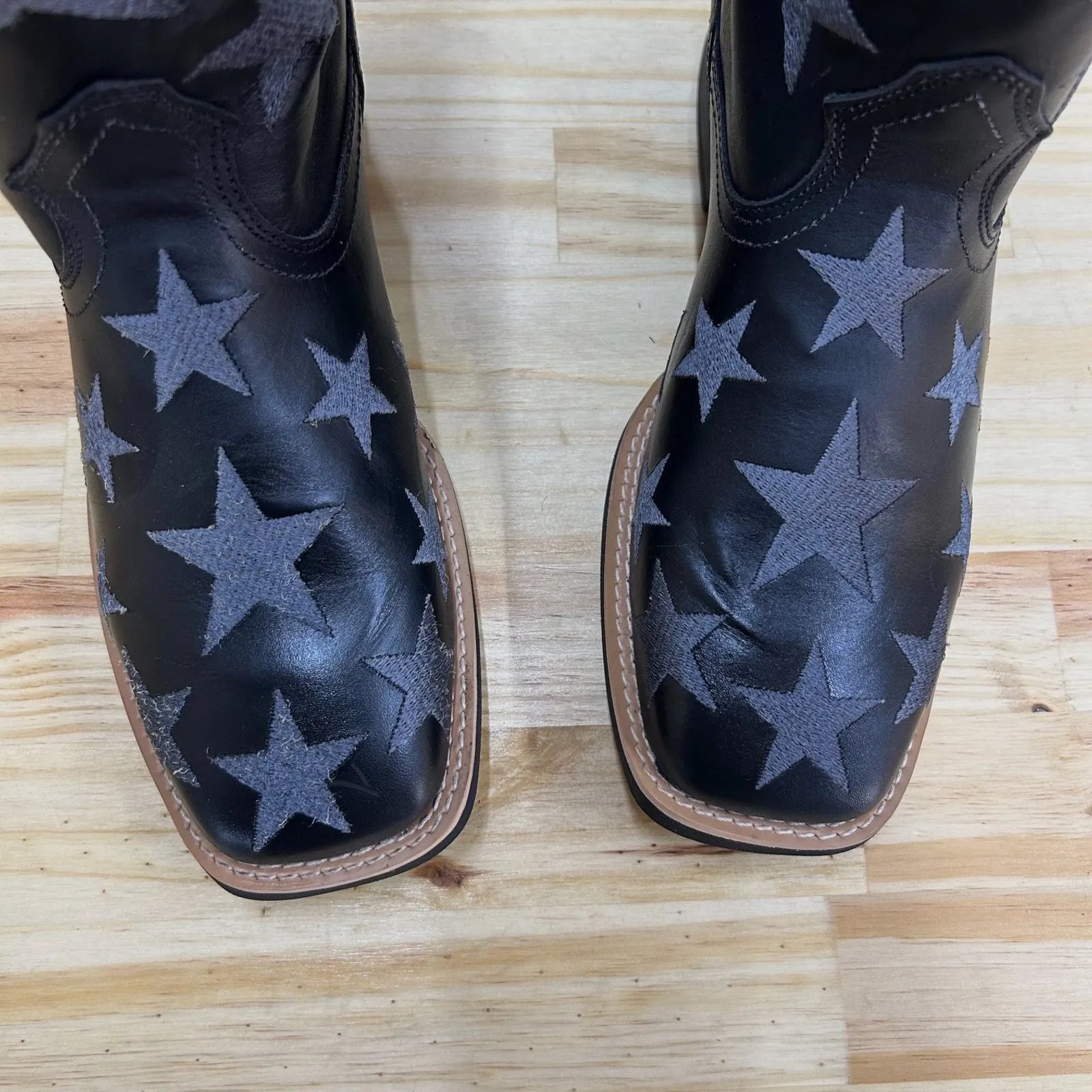 Texana Estrela - Couro Látego Preto | Bordado Cinza - Imagem 3