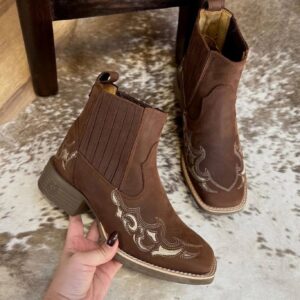 Botina Larissa - Couro Crazy Horse Nescau | Bordados Bege